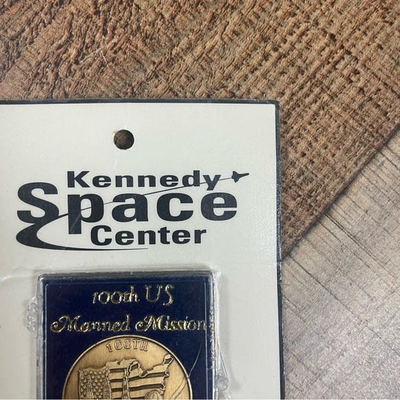 NEW Kennedy Space Center 100th US Manned Mission coin Serialized Collector - Picture 6 of 6